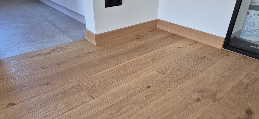 Gdzie kupić podłogę drewnianą? Różnice między salonem a marketem budowlanym