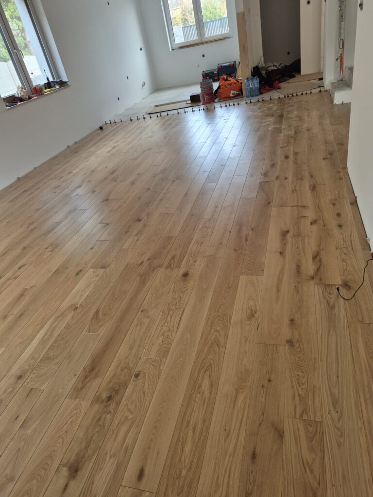 Podłoga lakierowana Rustic w salonie, realizacja Flooren pod Warszawą
