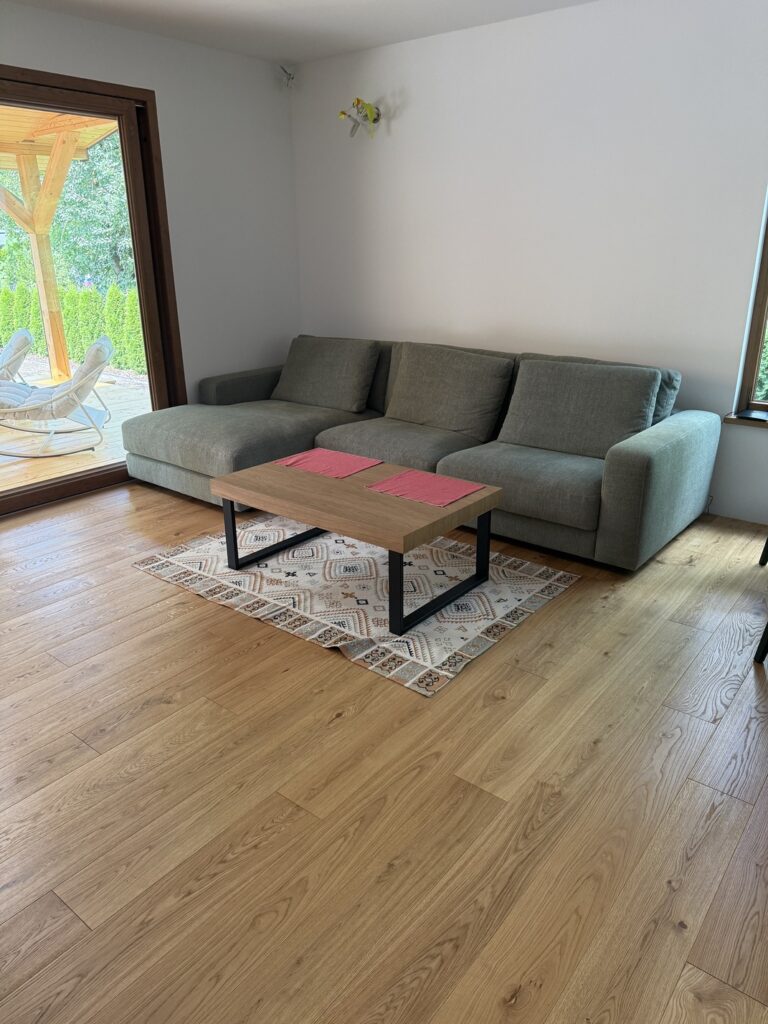 Deska dębowa Rustic Moreda w salonie, realizacja Flooren pod Wyszkowem