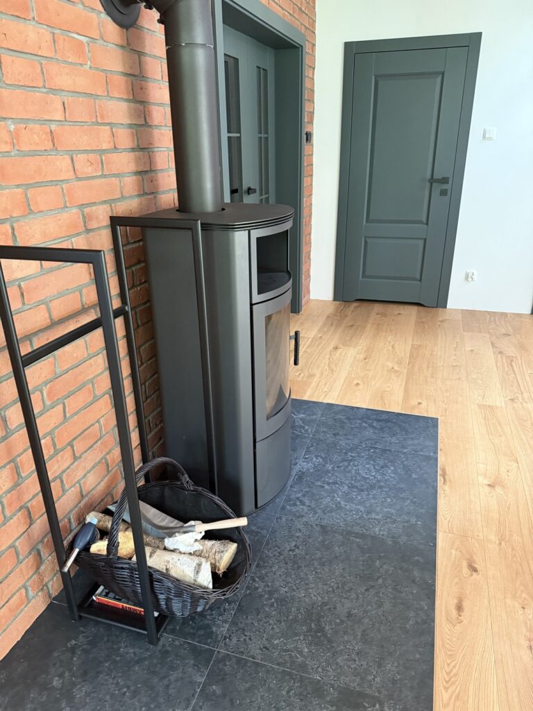 Deska dębowa Rustic Moreda przy kominku typu koza, realizacja Flooren pod Wyszkowem