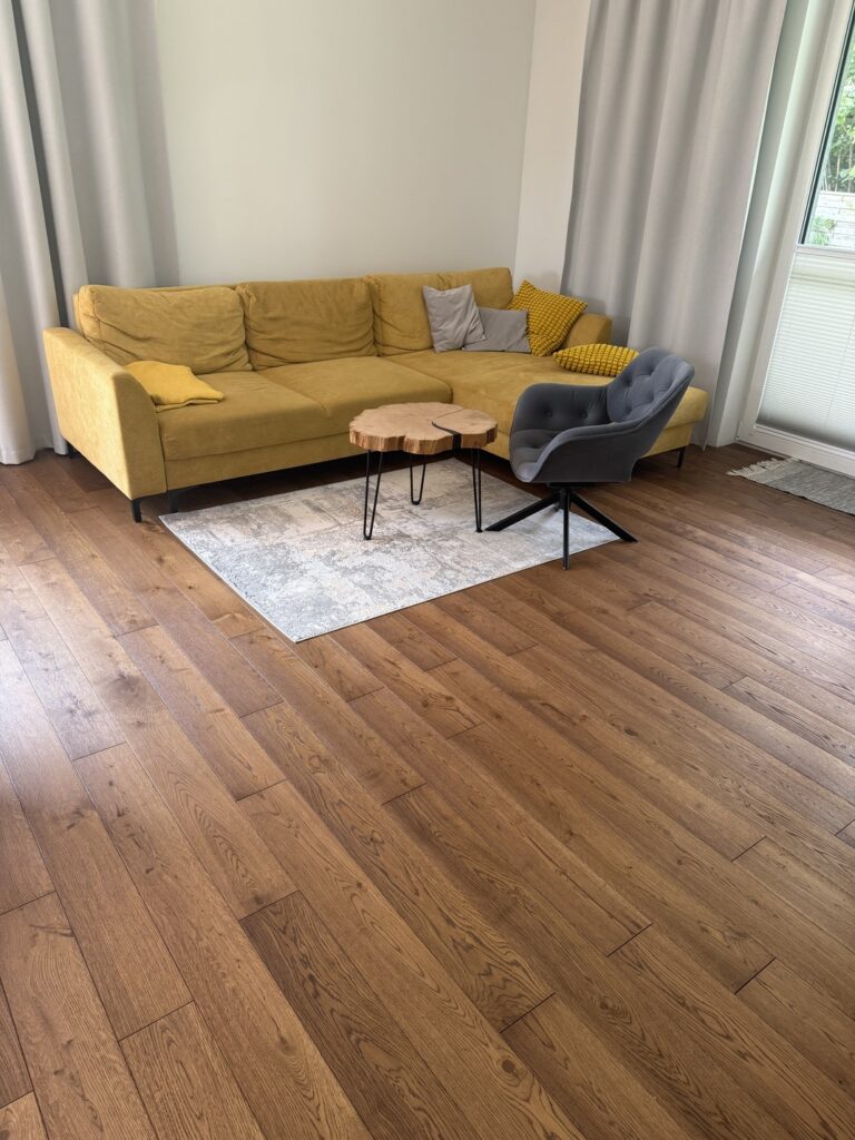 Deska dębowa Rustic Berbes w salonie z żółtą kanapą, realizacja Flooren w Warszawie