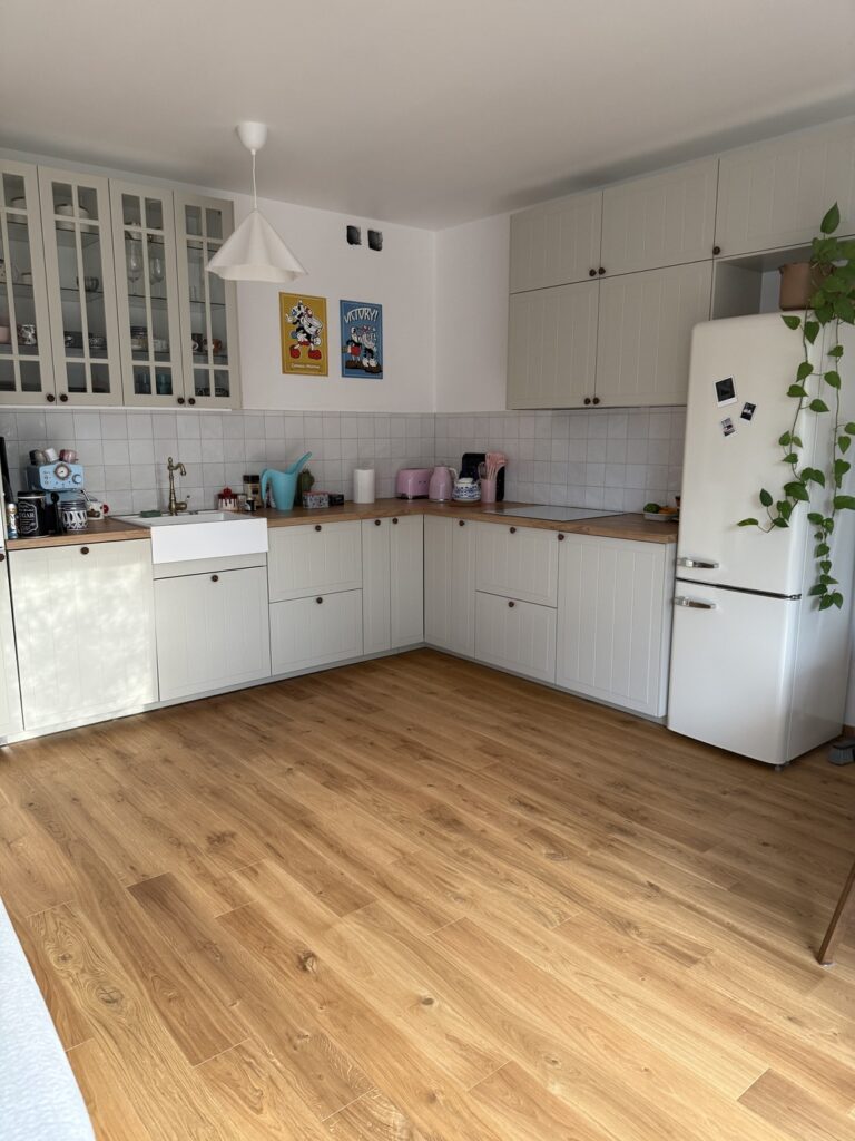 Deska dębowa Rustic Moreda w kuchni, realizacja Flooren pod Warszawą