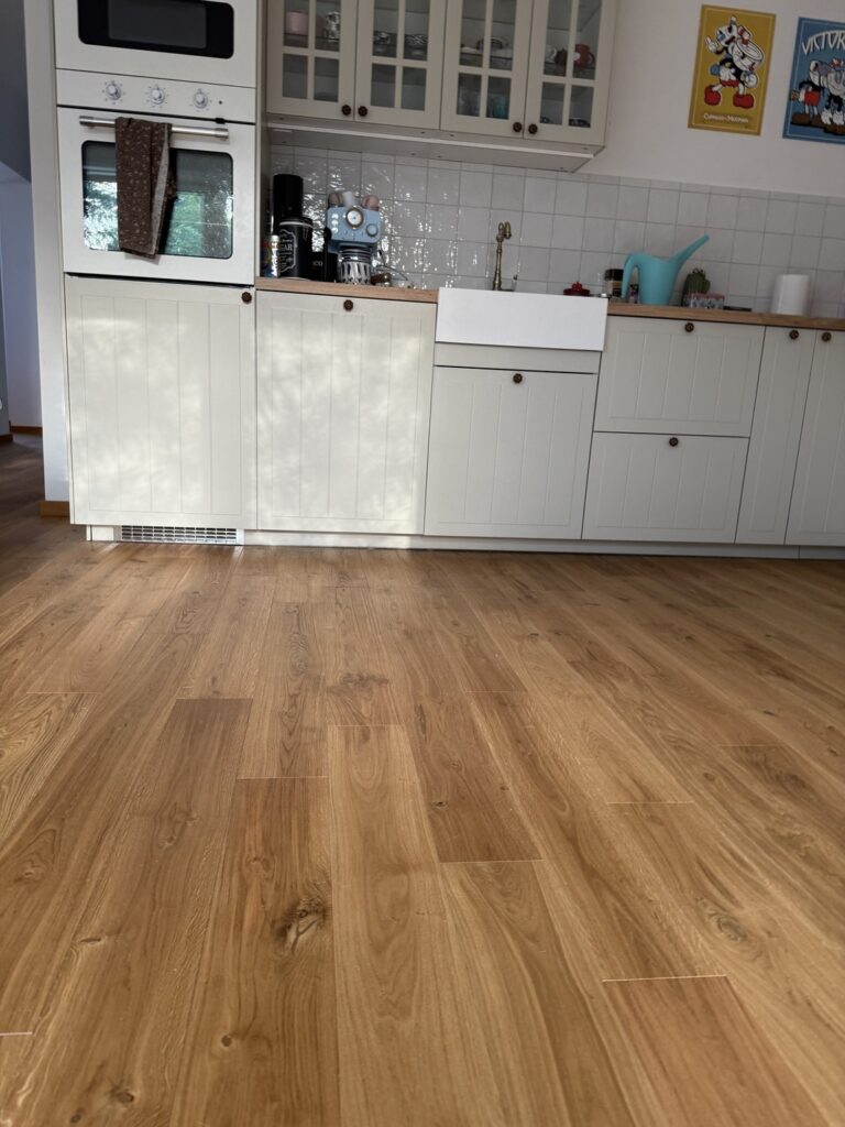 Zbliżenie na deskę dębową Rustic Moreda w kuchni, realizacja pod Warszawą