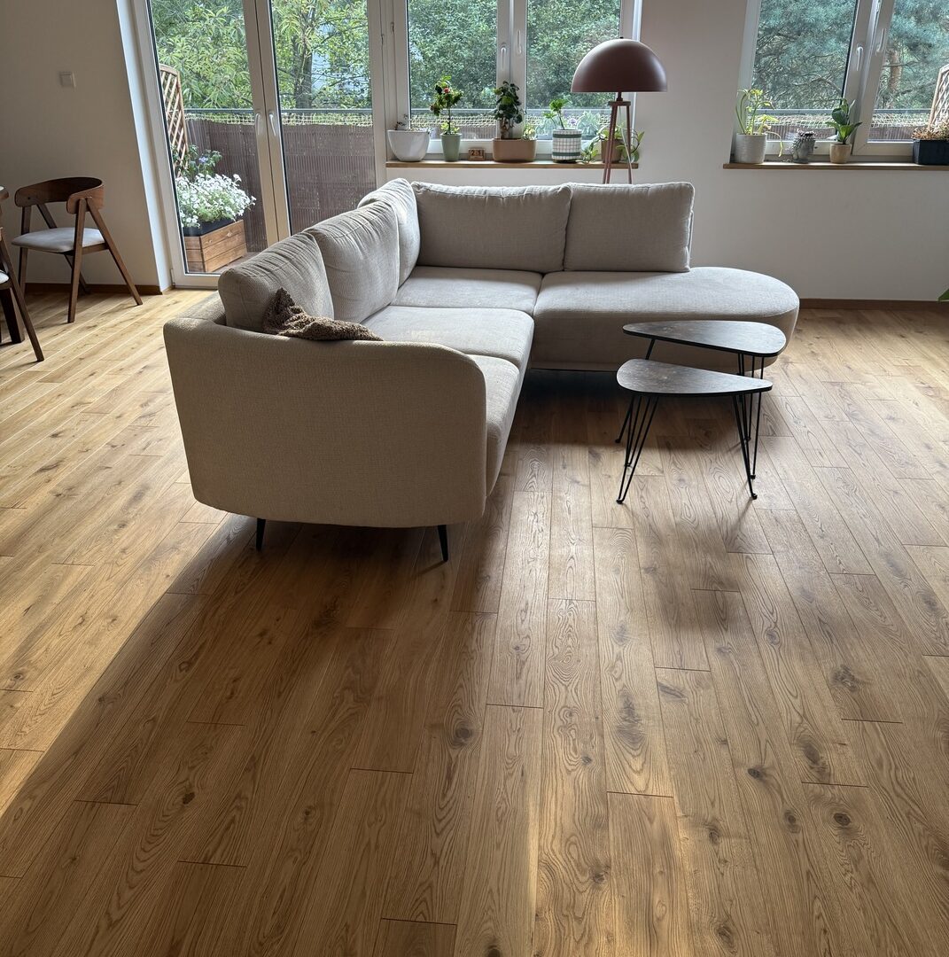 Deska dębowa Rustic Moreda w salonie, realizacja Flooren pod Warszawą