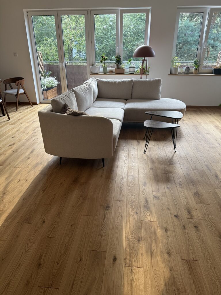 Deska dębowa Rustic Moreda w salonie, realizacja Flooren pod Warszawą