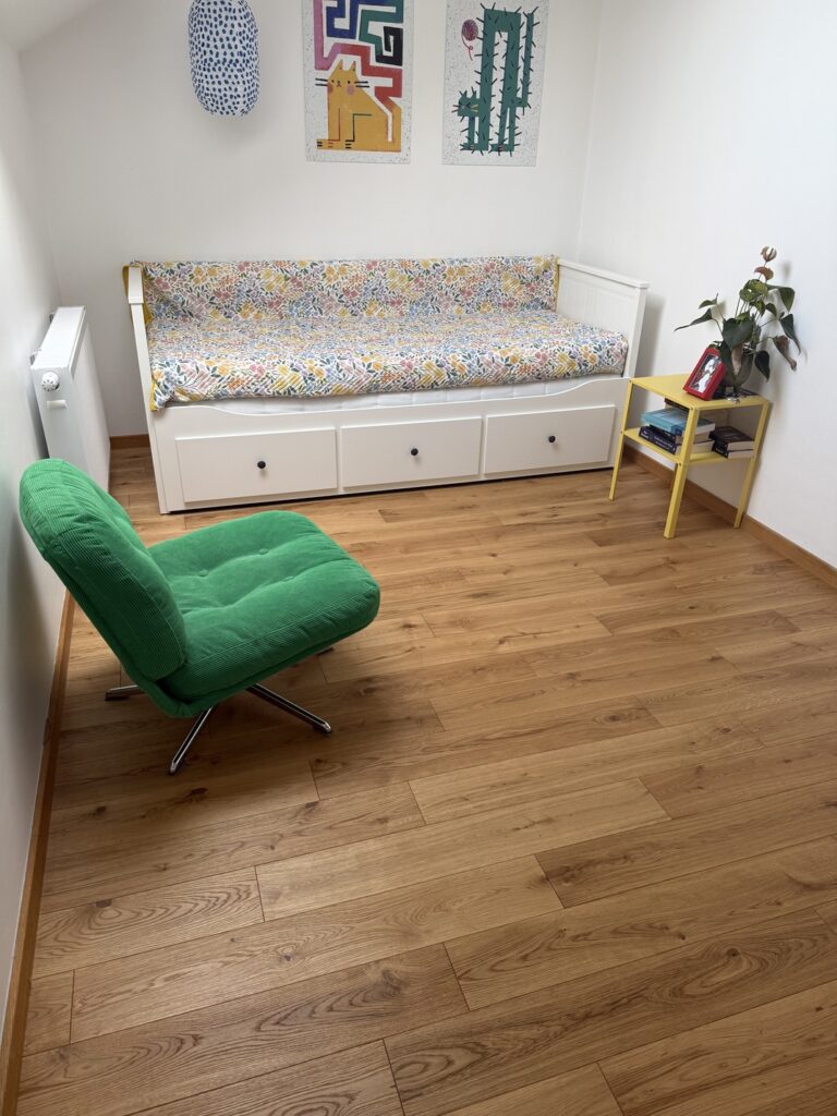 Deska dębowa Rustic Moreda w sypialni, realizacja Flooren pod Warszawą
