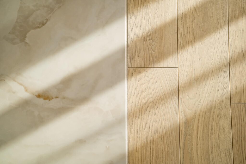 Płytki czy podłoga – co najpierw? Właściwa kolejność prac wykończeniowych