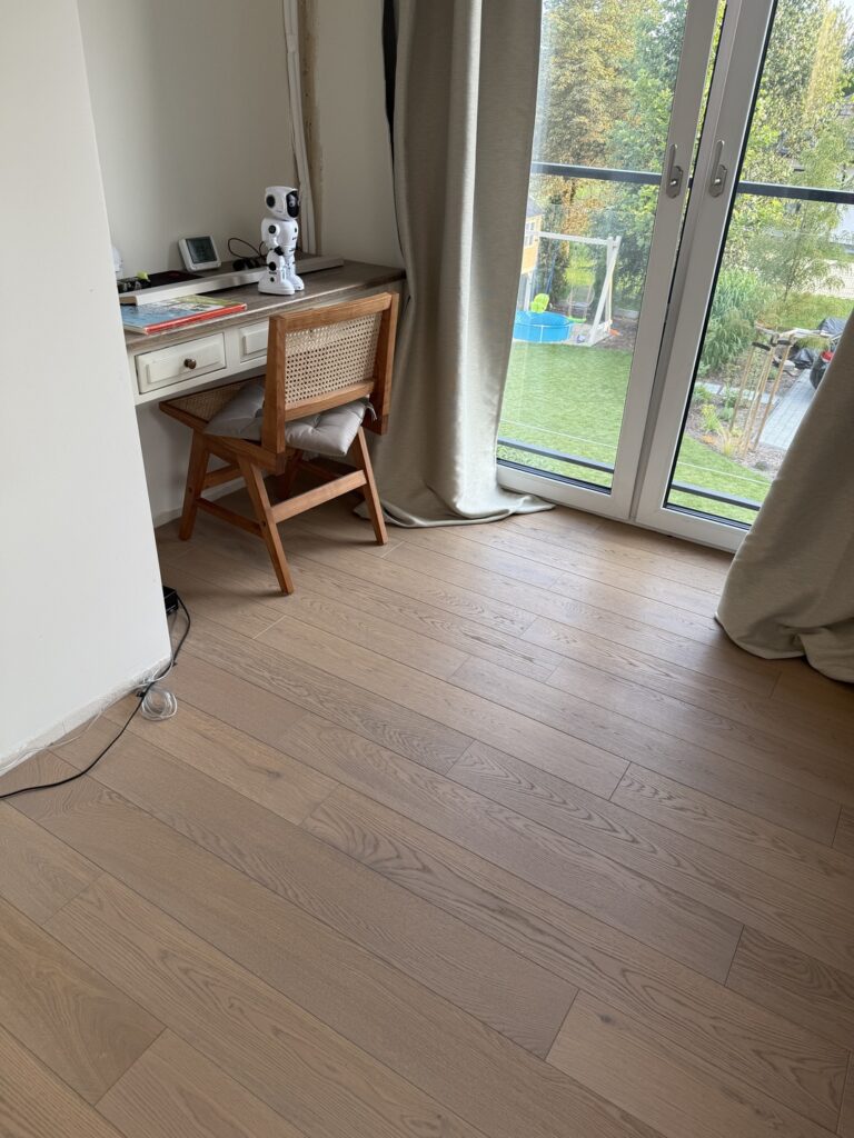 Deska dębowa przy biurku, realizacja Flooren w Wołominie