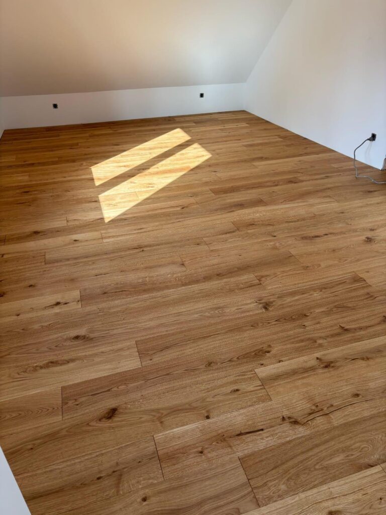 Deska dębowa Rustic Moreda na poddaszu, realizacja Flooren pod Wyszkowem